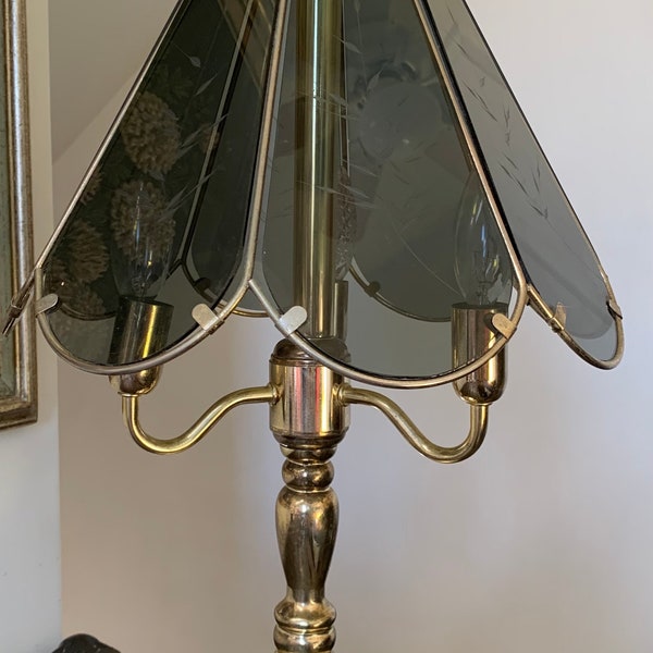 Grande lampe de table des années 80, 24 x 14 po, en laiton et verre fumé gravé, 8 panneaux, trois lumières tactiles, intérieur de style lustre à trois ampoules ; Décoration Art Déco