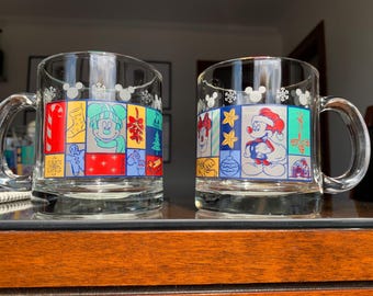Une paire de tasses à café en verre vintage Mickey et Minnie Mouse ANCHOR HOCKING de 10,5 onces pour les Fêtes avec motifs enveloppants env. Années 1980-90