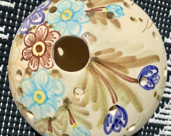Mid-Century 3 1/2”x 7” DANTE RICCARD Handbeschilderde rustieke keramische bloemenhouder met bloemenmotief, studio-aardewerk; bloemenhouder met 13 openingen; volkskunst
