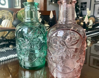Bouteille/récipient décoratif vintage LIBBEY CANADA 7 3/4 po, rose OU vert, à décor de fruits/verger en relief; carafe ou huilier vintage