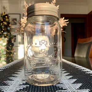 Vintage/Antique 7 1/4”x3 3/4” CROWN Qt Glass Mason Jar w/Glass Lid/Zinc Sealer & Bubbles; Undated Depression Era Fruit/Preserves Canning Jar