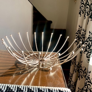 Très grand panier de présentation Mid-Century de 4 3/4 po. x 14 po. en métal argenté/sur pieds chromés ; Centre de table ou bol de fruits Atomic/Sputnik ; Décoration brutaliste vers 1960