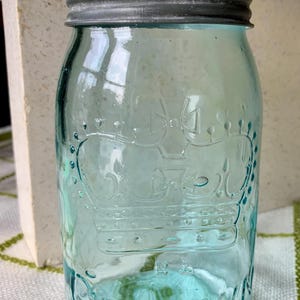 Antique 7 1/4”x3 7/8” Vibrant Blue/Aqua Seeded CROWN B2 Series 28 fl oz Quart Canning/Fruit Jar w/10 Pearls, Glass Seal, Zinc Ring & Scar