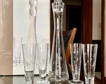 Unused w/Box 5-pc Vintage Etched Atomic/Starburst Blown Glass 13 fl oz Decanter w/Stopper & Four 2 floz Footed Aperitif/Shot Glasses c.1960s