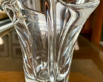 Luxurious 6”x5.5” Signed Vintage DAUM FRANCE Modernist Free Form Three Point Tulip Shaped Crystal Vase Made In Nancy, France c. 1950-60s