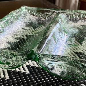 Peut inclure: Un plat de service en verre vert clair avec une surface texturée. Le plat est divisé en deux sections.