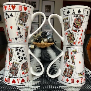 Lot de quatre cartes à jouer en grincheux de 10 fl oz, tasses à café en céramique, vers 1970-80 ; Jeu de tasses/décor fantaisie jeu de cartes ; Cadeau bridge/poker