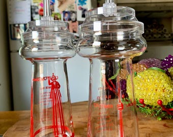 Paire de shakers/verres à cocktail souvenir en forme de tour CN DOMINION GLASS 10 1/4 po. inutilisés, 12,5 floz avec recettes et couvercles, vers 1960-70