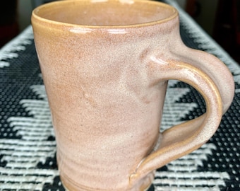 Unbenutzter 270-ml-Studiokeramikbecher in warmen Beige-/Cremetönen mit handgefertigtem Henkel und Töpfermarke; handgedrehter Steingutbecher für Kaffee, Tee oder Latte Macchiato