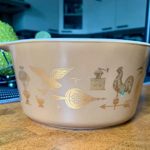 Cocotte ronde inutilisée Mid-Century n° 473, 1 pte, 3 1/4 po. x 7 1/2 po. Fait partie de la collection (sans couvercle) « Early American » de PYREX vers 1961-1971