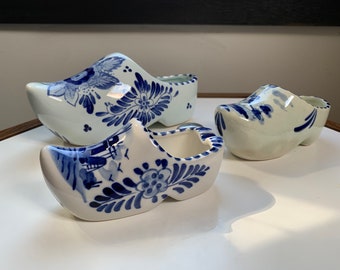 Trio vintage/antique de DELFT Blue Holland Folk Art ; Jardinière à sabots de 7 3/4 po. avec trous en dessous ; Cendrier pour sabots de 5 po. ; Sabots antiques de 5,5 po. en faïence