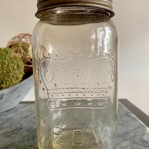 Antique 7 1/8” Straw/Light Amber Hued CROWN QT 32oz Seeded Glass Canning/Preserves Jar 9 Pearls #4 No Date/Base Mark Glass Insert/Zinc Seal