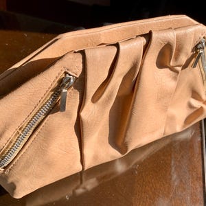 Bolso de mano BIJOUX TERNER de piel sintética texturizada en color melocotón de 12 1/2” x 7 1/2” sin usar, con compartimentos frontales con cremallera y cierre con cremallera, década de 1980