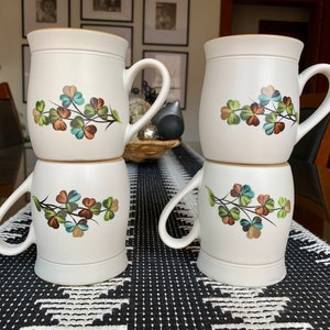 Mugs double face « Shamrock » DENBY-LANGLEY « Shamrock » de 3 7/8 po. x 4 3/4 po. (anciens modèles) vendues individuellement.