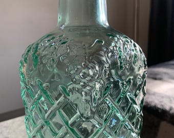 Bouteille/carafe/sauce décorative carrée et conique, en verre vert mer vintage LIBBEY CANADA, 20 x 9,5 cm, décor en relief de fruits et de quadrillage, vers 1960-1980.