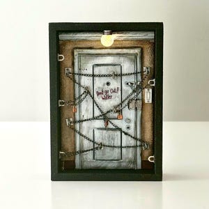 Silent Hill 4: Zimmer-Miniatur „Don’t Go Out!!“ Walter” Tür, Zimmer 302, Geschenk, Regaldeko, handgemacht, für Horror Fans