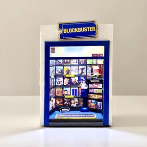 Blockbuster Video Verleih Schaukasten, Diorama, LED Licht, Regaleinsatz, Bücherregaldeko, Geschenk für Film Fans