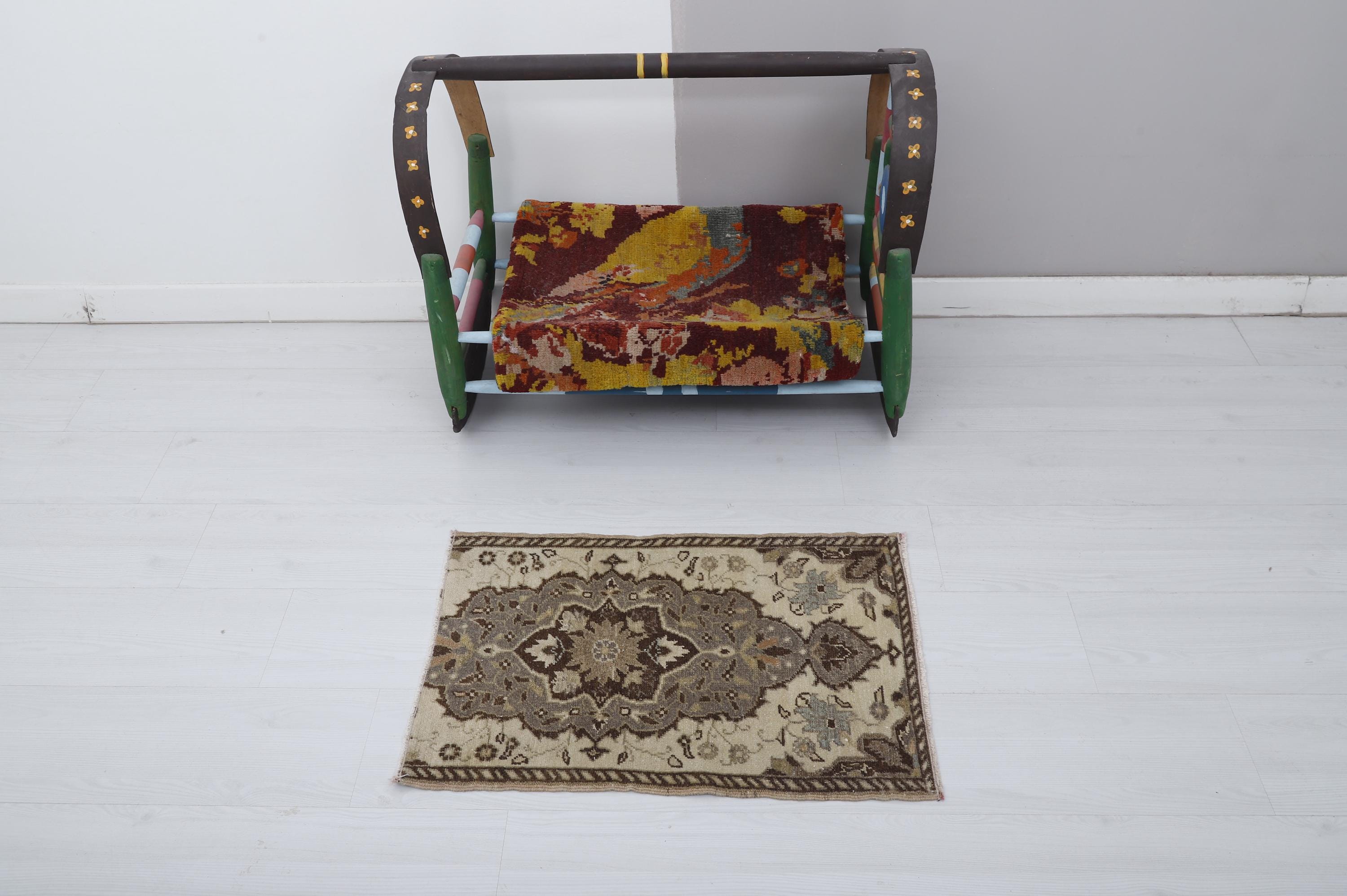 No.32 ヴィンテージラグ　S　トルコ　マット turkish rug　ミニ Vintage Turkish Mini Rug: 2x2 Brown Anatolian Oushak Rug - Etsy