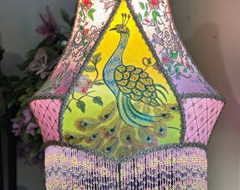 Handgemaakte Victoriaanse lampenkap met kralen: zijde, pauwontwerp - goudgeel, lichtgroen, paars, roze - maximalistisch decor