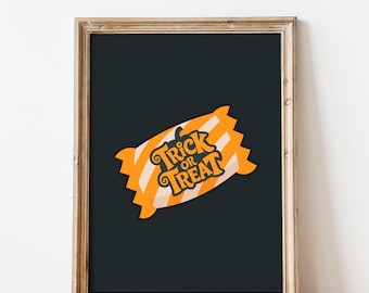 Könnte beinhalten: Ein gerahmter Druck mit einem dunkel anthrazitfarbenen Hintergrund und einer zentralen Grafik einer Bonbonverpackung. Die Verpackung hat orange-weiße diagonale Streifen und zeigt den Text Trick or Treat in einer fetten Schrift.