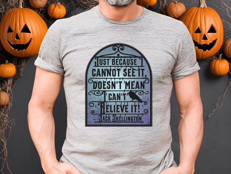 Pode incluir: Uma camiseta cinza com um gr&aacute;fico preto e branco de um port&atilde;o com o texto "Just because I cannot see it, doesn't mean I can't believe it! Jack Skellington"
