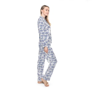 Iris Flower Satin Pajamas: Luxurious Women&#39;s Sleepwear