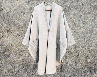 Poncho Chaqueta hecho a mano en lana natural boho.. eco . chaqueta kimono botón de cuerno tallado a mano, chaqueta de lana