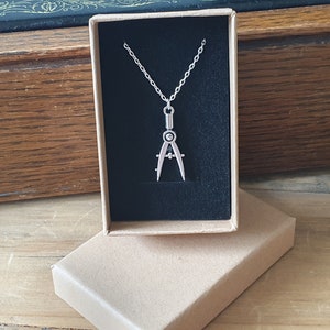 Kleine wiskundekompasketting, 925 sterlingzilveren ketting. Inclusief gratis verzending, geschenkdoos en cadeaubon. Student-, afstudeer-, leraarscadeau