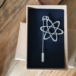 Atom Pin / Incluye envío gratuito, caja de regalo y tarjeta de regalo / Ideal para científicos, médicos, estudiantes, profesores, regalo único de pin de solapa de sombrero Hijab