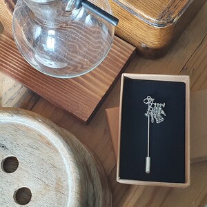 Pin de suéter de tricô | Inclui frete grátis, caixa de presente e cartão de presente | Arte, design, estudante, professor, pós-graduação, crochê, têxteis, broche de hijab