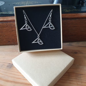 Pendientes y collar con transportador y escuadra. Cadena y ganchos de plata de ley 925. Envío gratuito. Caja de regalo y tarjeta de regalo. Regalo de matemáticas.