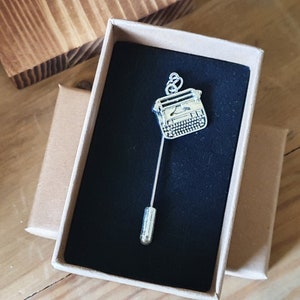 Pin de máquina de escrever retrô divertido | Inclui caixa de presente com frete grátis Cartão de presente | Presente para amigo da família Estudante Professor Graduado | Pin de lapela de chapéu Hijab