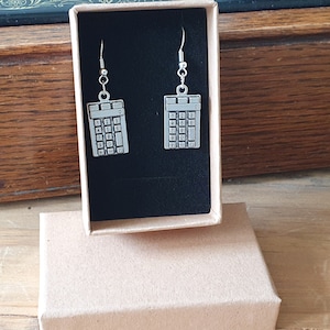 Boucles d'oreilles calculatrice, crochets en argent sterling 925 hypoallergéniques, livraison gratuite sur boîte-cadeau et carte-cadeau. Cadeau pour professeur de diplôme d'étudiant