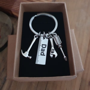 Dad Toolkit Schlüsselanhänger | Beinhaltet kostenlosen Versand Geschenkkarte | Ideales Geschenk für Vater | Werkzeugset DIY Mechaniker Techniker Handwerk