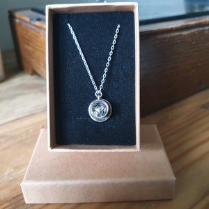 Ce collier Latte Art comprend la livraison gratuite, un coffret cadeau et une carte-cadeau