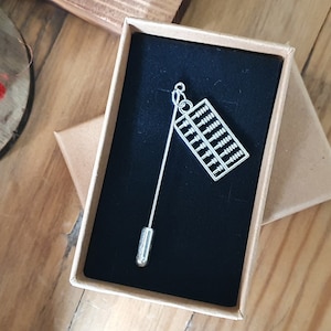 Épingle pour boulier | Comprend la livraison gratuite, un coffret cadeau et une carte-cadeau | Cadeau pour mathématicien, éducatrice, enseignant, vintage, épinglette de hijab