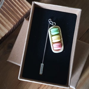 Pin de macarrón / Incluye caja de regalo con envío gratis y tarjeta de regalo / Regalo ideal para amantes de la comida, los dulces y los golosos / Pin de hijab para solapa de sombrero