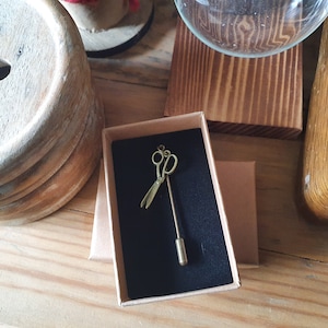 Messing schaarpin | Inclusief gratis verzending, geschenkverpakking en cadeaubon | Kunst, ontwerp, student, leraar, afgestudeerd, textiel, hijabspeld