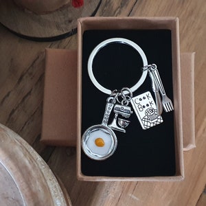 Porte-clés gourmand | Livraison gratuite dans un coffret cadeau Carte-cadeau | Cadeau chef cuisinier pour amoureux de la nourriture | uf sur le plat Kitchen Aid livre de recettes avec chaîne couteau et fourchette