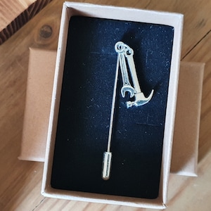 Goupille de serrage de marteau | Comprend la livraison gratuite Boîte-cadeau Carte-cadeau | Cadeau : Artisanat, outil, commerce, collègue, ami, famille, travail, | Épinglette pour hijab avec revers pour chapeau