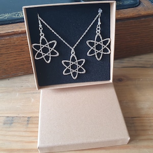 Juego de pendientes y collar Atom, cadena de plata de ley 925 y ganchos para pendientes. Incluye caja de regalo y tarjeta de regalo con envío gratuito. Regalo científico