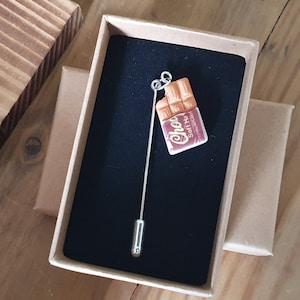 Broche para amantes de chocolate | Inclui caixa de presente com frete grátis Cartão-presente | Presente retrô peculiar e divertido | Gourmet Sweet Tooth | Broche de lapela de chapéu Hijab