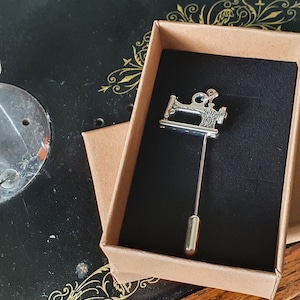 Vintage naaimachinepin | Inclusief gratis verzending, geschenkverpakking en cadeaubon | Kunst, ontwerp, student, leraar, afgestudeerd, textiel, hijabspeld