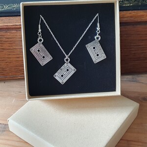 Retro cassetteoorbellen en ketting set 925 sterlingzilveren ketting en oorbelhaakjes. Geschenkdoos en cadeaubon gratis verzending Vintage Chic