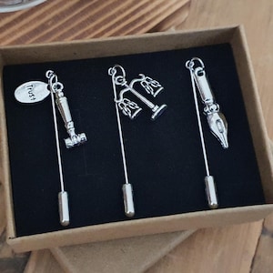 3 Advokaten Pins in Geschenkbox | Solicitor Attornney Counselor Fürsprecher Ankläger Jurist Barrister | Hammer Pin, Waage der Gerechtigkeit Pin, Tintenstift