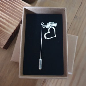 Verpleegkundigenspeld | Inclusief gratis verzending cadeaubon cadeaubon | Cadeau: Verpleegkundige Zorgmedewerker Arts Apotheker Verzorger Dierenarts | Hijabspeld hoed revers
