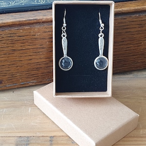 Pendientes pequeños de lupa en plata de ley 925. Incluyen ganchos, envío gratuito, caja de regalo y tarjeta. Un regalo vintage y elegante para un detective óptico.