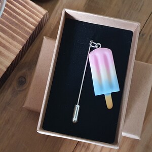 IJslollyspeld | Inclusief gratis verzending cadeaubon cadeaubon | Zoete retro foodie sieraden leuk eigenzinnig cadeau | Hijabspeld hoed revers