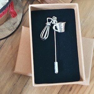 Spilla con frusta e misurino / Include scatola regalo e buono regalo per la spedizione gratuita / Cuoco, cuoco, fornaio, amico, famiglia, cena, donna, spilla per cappello e hijab