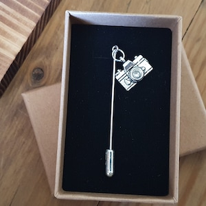 Broche pour appareil photo | Livraison gratuite dans un coffret cadeau Carte-cadeau | Cadeau : Photographe Artiste Designer Étudiant Enseignant Diplômé | Épinglette pour hijab avec revers pour chapeau